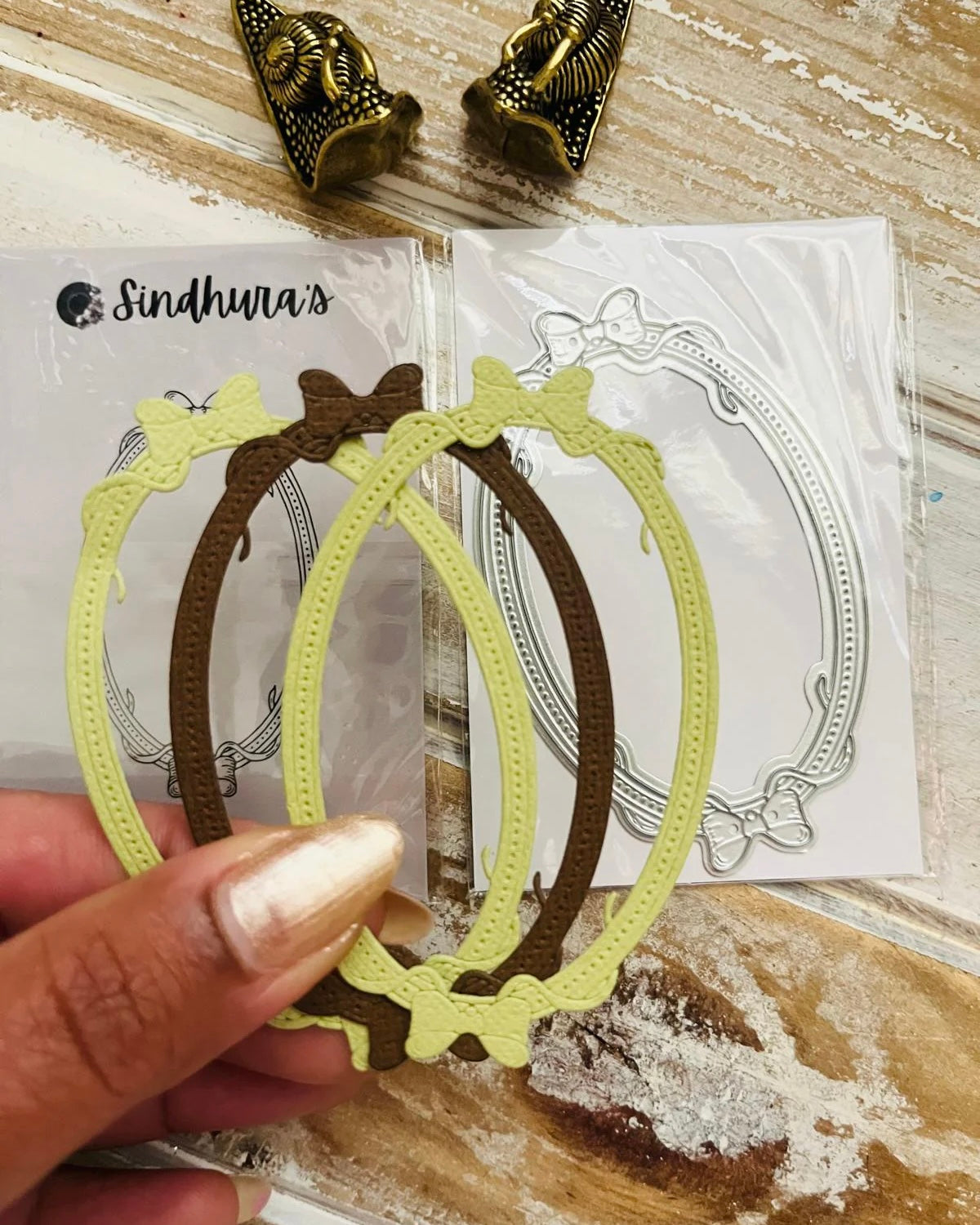 Stans | oval with bows