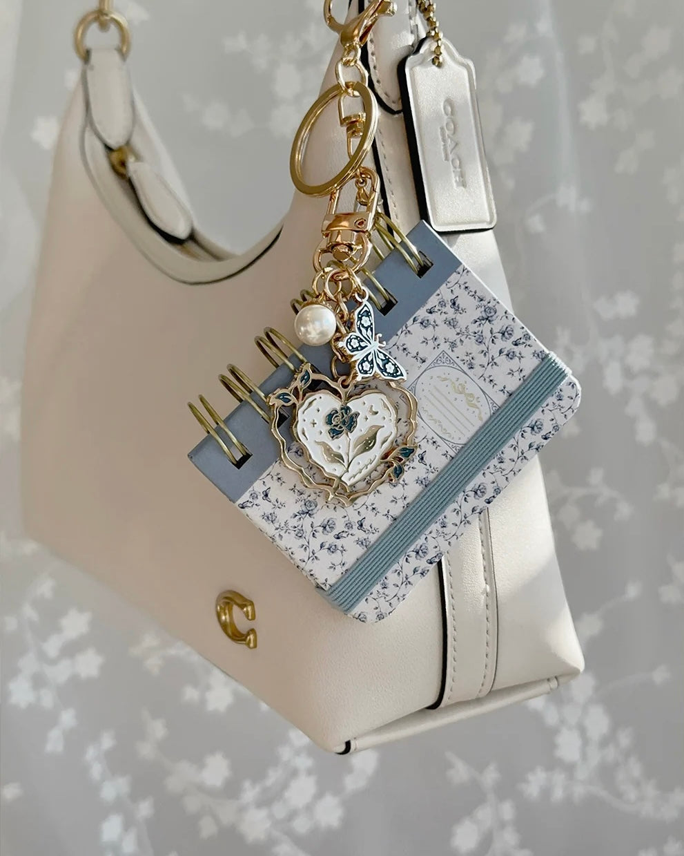 Keycharm | blue rose heart enamel