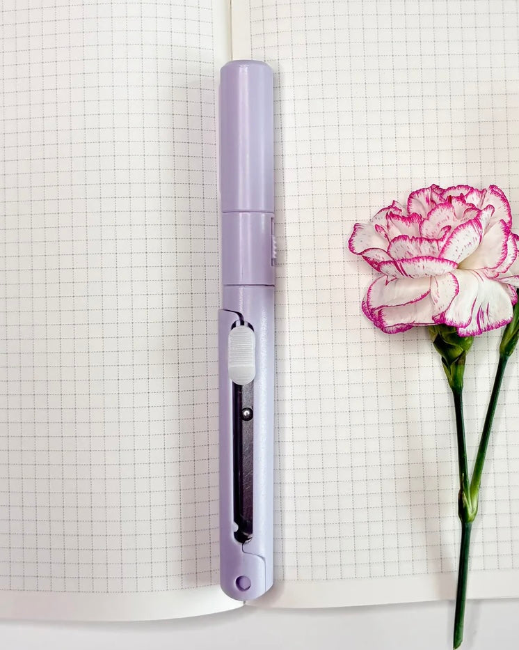 Pen met schaar en mesje
