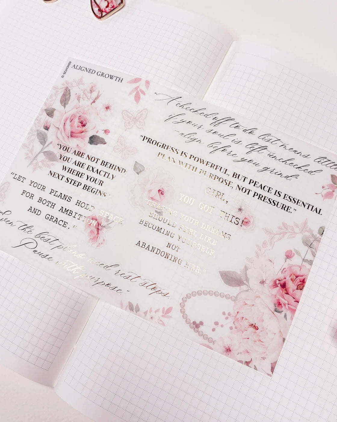 Stickervel | script | aligned growth | gold